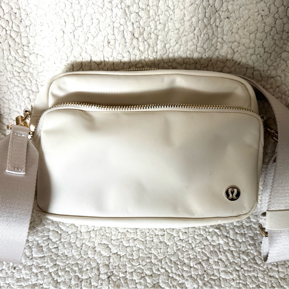 Lululemon Everywhere Crossbody Bag